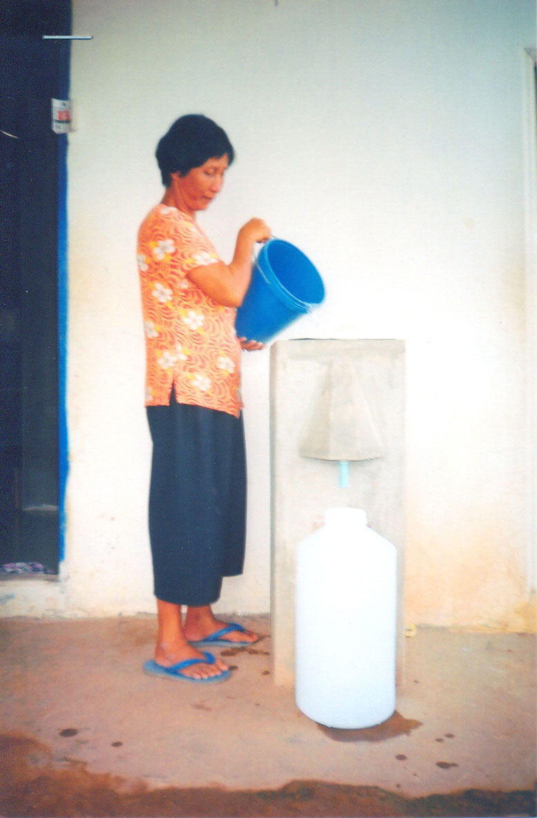 CHE-Users-pouring-water-in-Bio-sand-Water-Filter