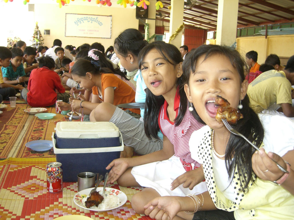 salamom-Students eating food in Merry Christmas party